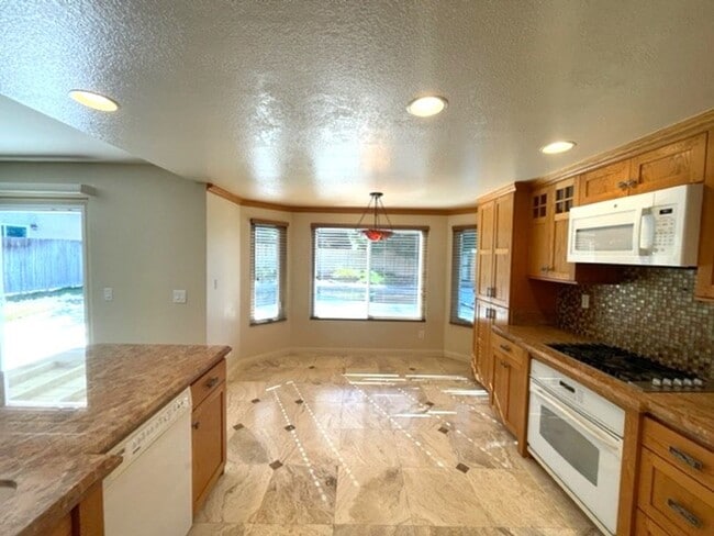 Building Photo - 526 Trailridge Dr