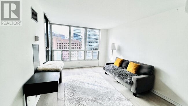 Building Photo - 750 Bay St.