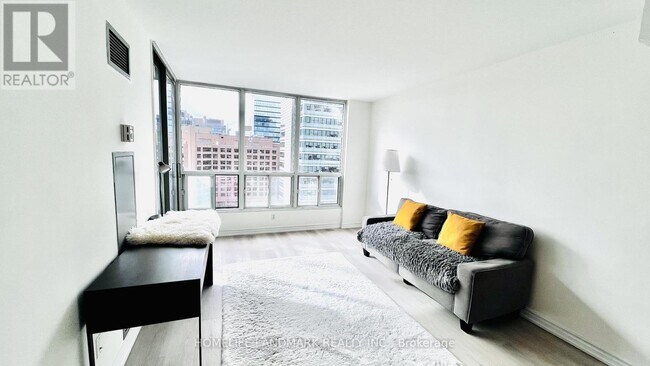 Photo du bâtiment - 750 Bay St.