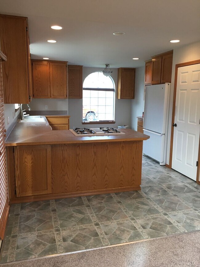 Building Photo - Large 4 bedroom house that is Pet Friendly!