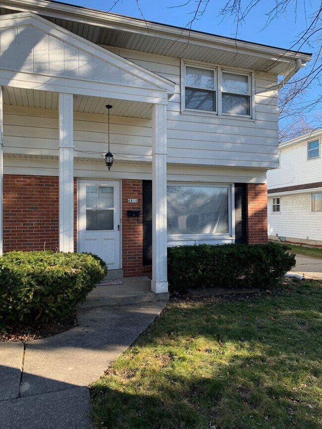 Building Photo - 6810 W Acacia St