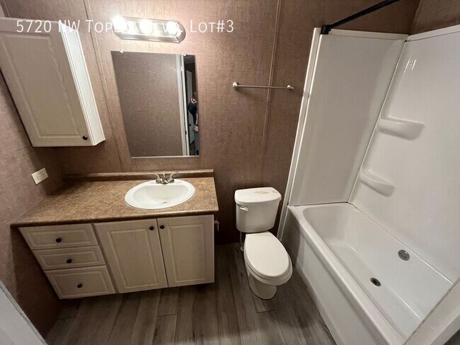 Foto del edificio - 5720 NW Topeka Blvd