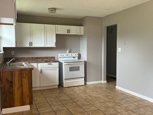 Building Photo - 4-5 Bedroom With 1 Bathroom