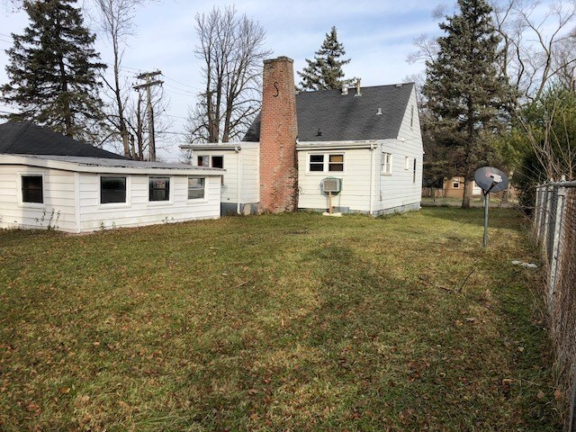 Building Photo - 1 E Willow Dr