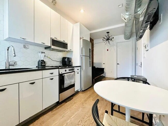 Foto del edificio - Furnished room/NOT APARTMENT