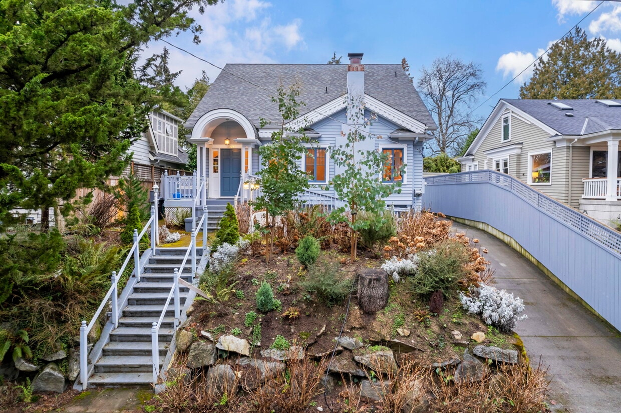 2518 E Calhoun St, Seattle, WA 98112 House Rental in Seattle, WA