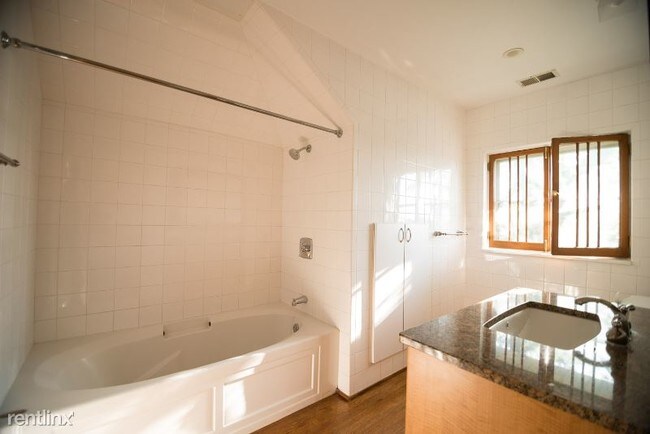 Building Photo - 3 br, 1 bath Apartment - 2556 North Kimball