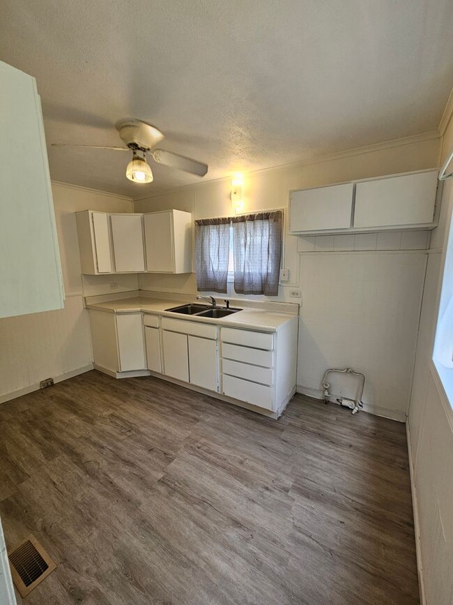 Building Photo - ** MOVE IN SPECIAL**   2 Bedrooms, 1 Bath ...
