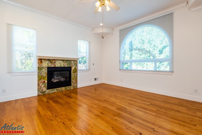 Foto del edificio - 594 Glen Alto Dr
