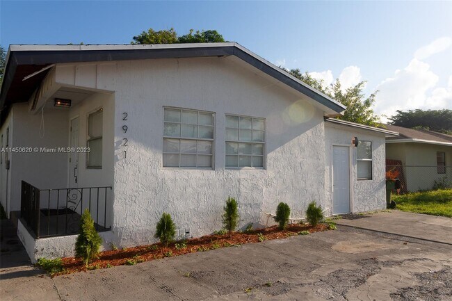 Building Photo - 2921 NW 25th St