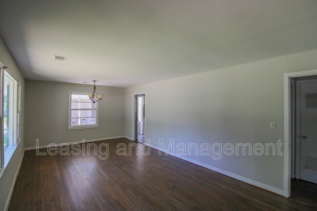 Foto del edificio - 1428 N Sherwood Dr