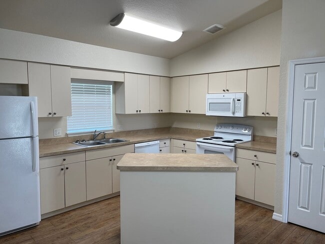 Foto del edificio - 8118 Juniper Rd