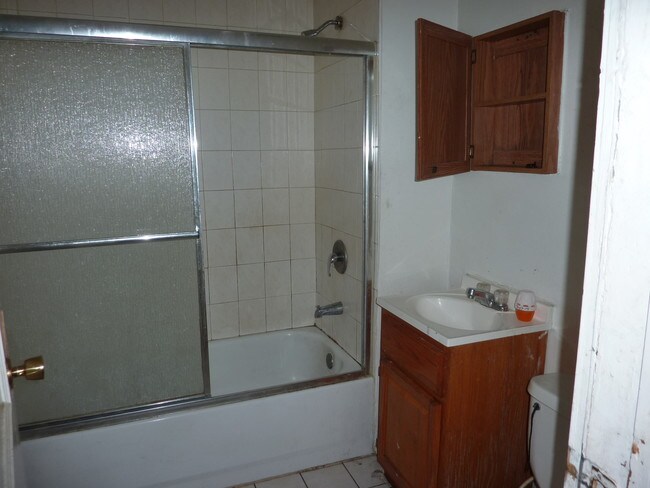 Building Photo - 1542 N Avers Ave