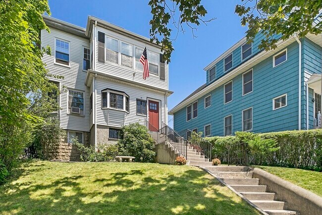Building Photo - 725 Fellsway