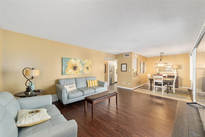 Foto principal - Step right into this delightful 2-bedroom,...