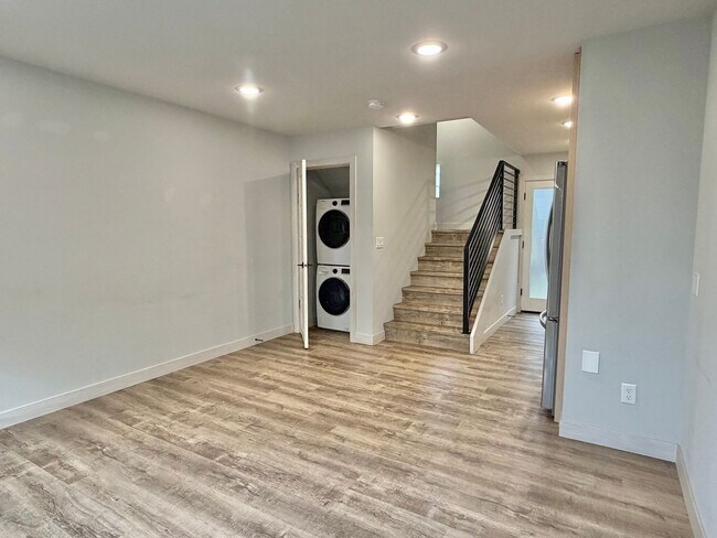 Building Photo - Upscale 3-level Modern Townhome in desired Delridge Neighborhood! Available Now!