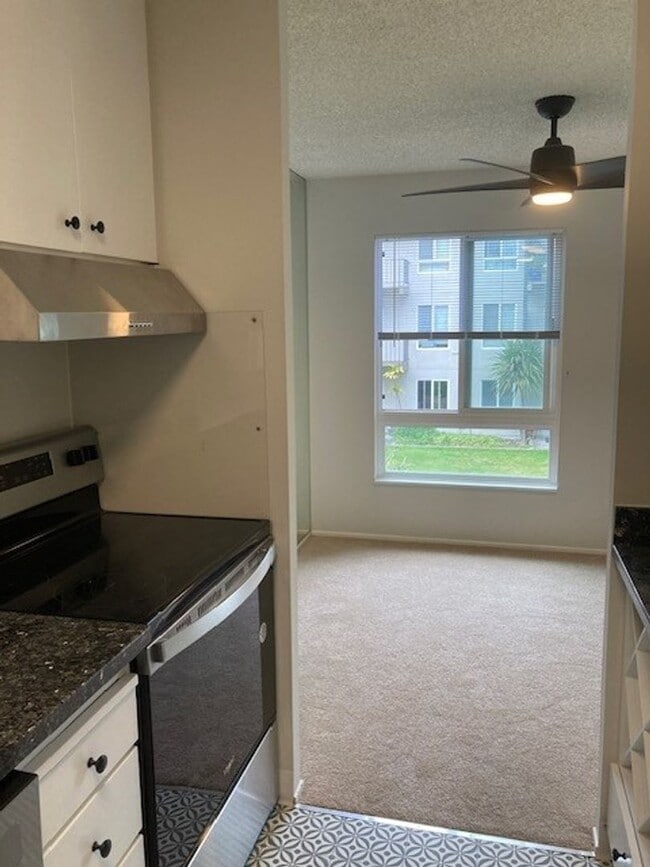 Building Photo - Updated extra large one bedroom at Woodlake
