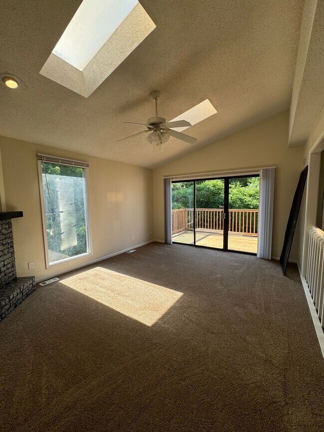 Building Photo - Huge 3/3 duplex in Blue Springs