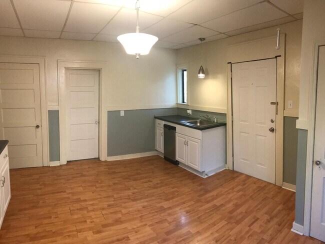Eat-in Kitchen - 218 Maple Street
