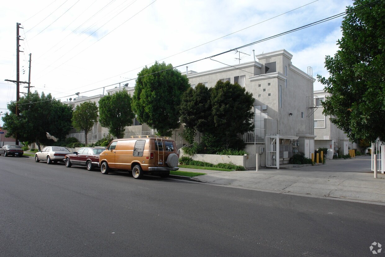 Building Photo - Nordhoff Townhomes