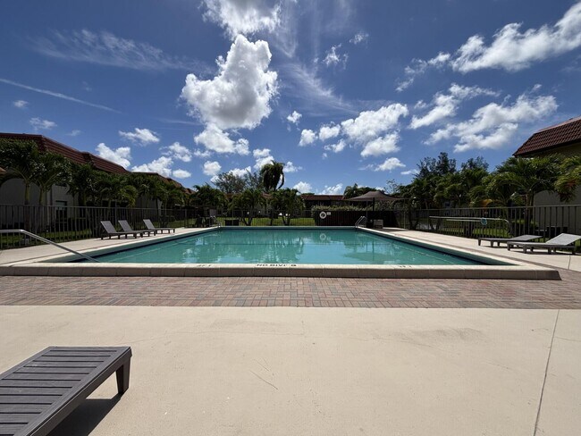 Foto del edificio - 21902 Lake Forest Cir