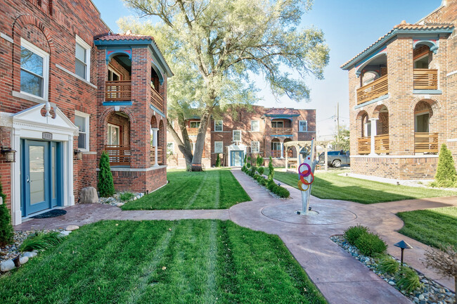 Front buena - Courtyard On Maple Apartments-Student Housing