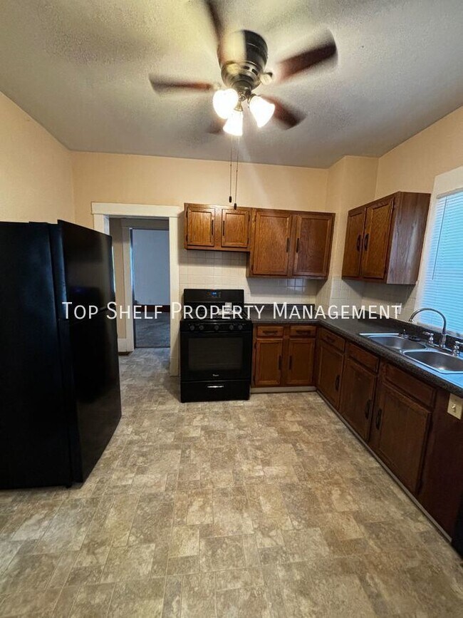 Foto del edificio - 1555 E Court Ave