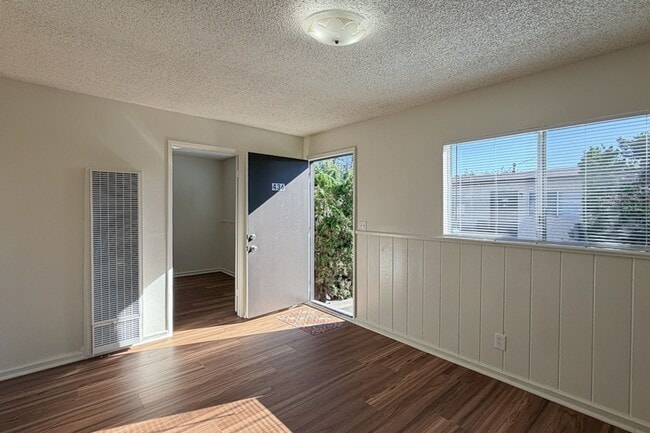 Building Photo - 424 Ponoma St