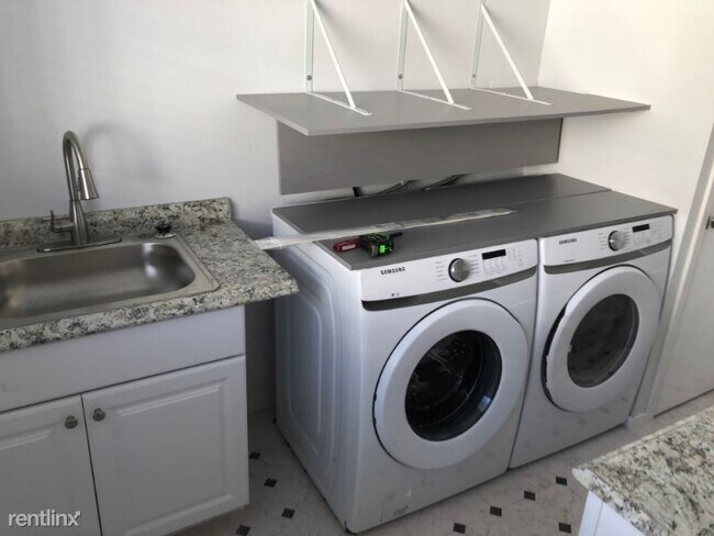 Foto del edificio - 3 br, 2 bath House - 32 12th Ave