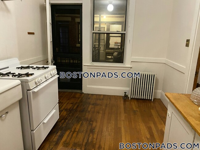 Building Photo - 16 Lakeville Rd