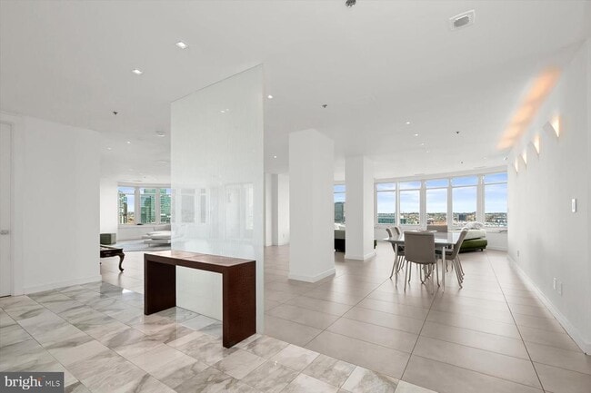 Foto del edificio - 100 Harborview Dr
