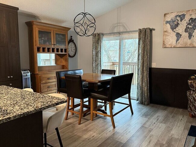 Foto del edificio - 9165 Golden Pond Ln N