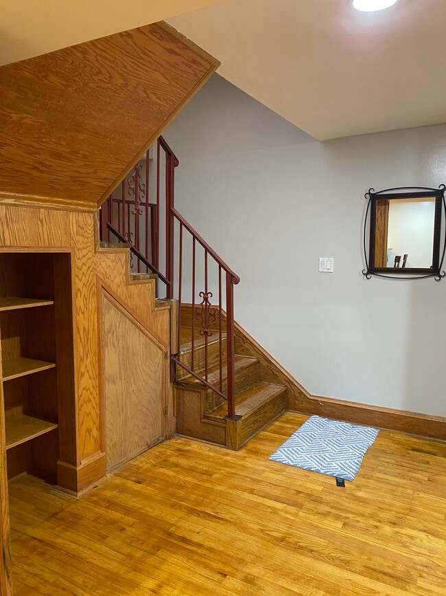Building Photo - 1220 N Hoyne Ave