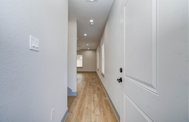 Photo - 837 S Victory Dr House