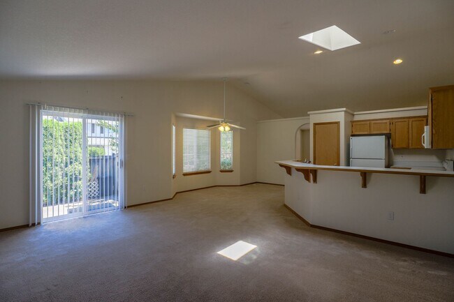 Foto del edificio - Welcome to the spacious one-level home in ...