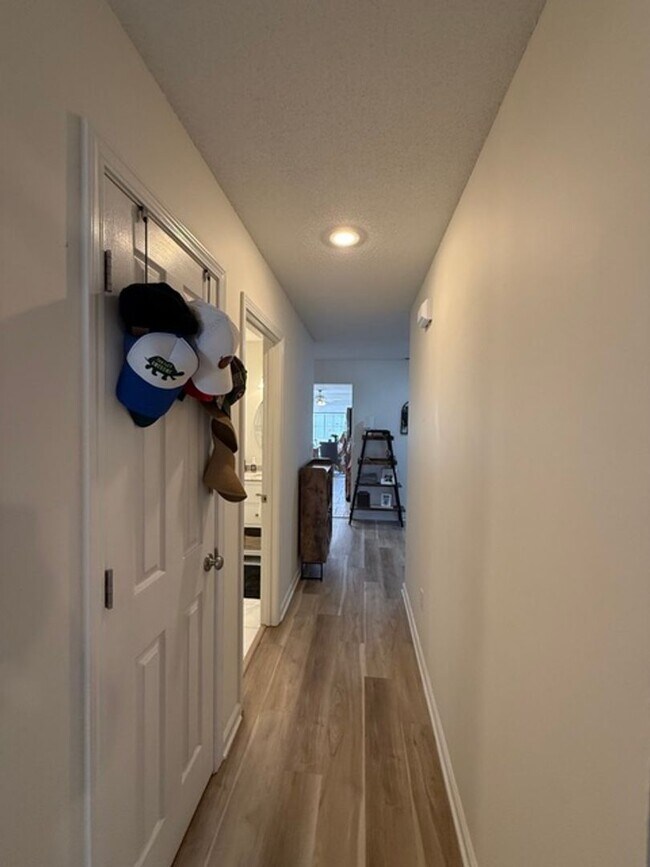 Foto del edificio - Spacious 4BR Home in Seven Oaks with Garage & Fenced Yard