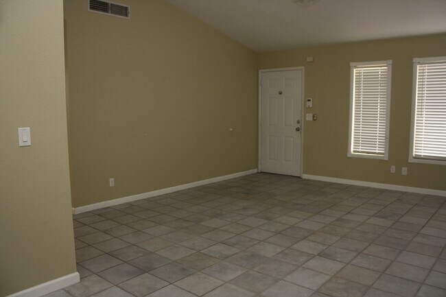 Foto del edificio - Fabulous 3 bedroom 2 bathroom Big Back Yard