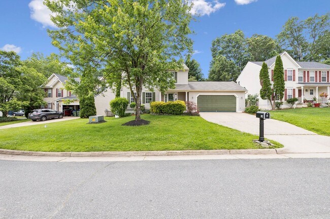Building Photo - Featuring 4 spacious bedrooms and 3 modern...