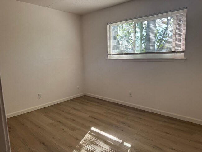 Foto del edificio - 1331 Pomona Ave