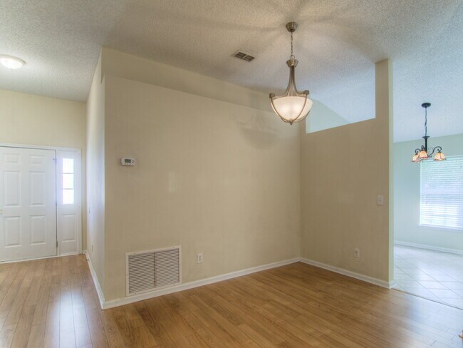 Foto del edificio - 1588 Glen View St
