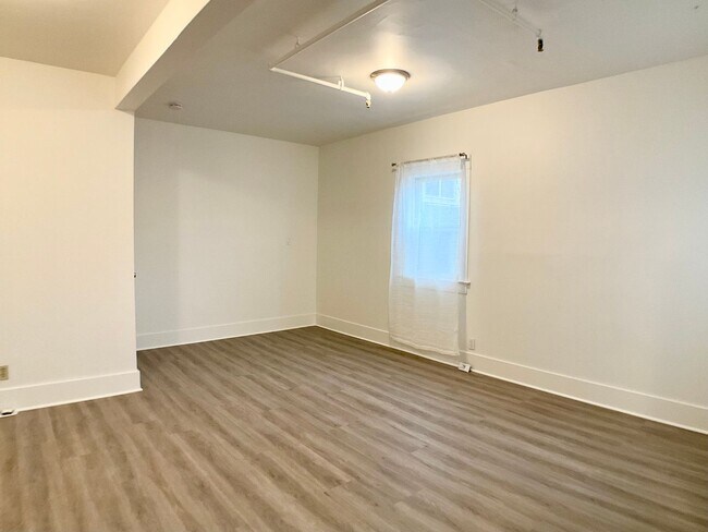 Foto del edificio - RENOVATED and Private. DISHWASHER, ON-SITE LAUNDRY, HARDWOOD!