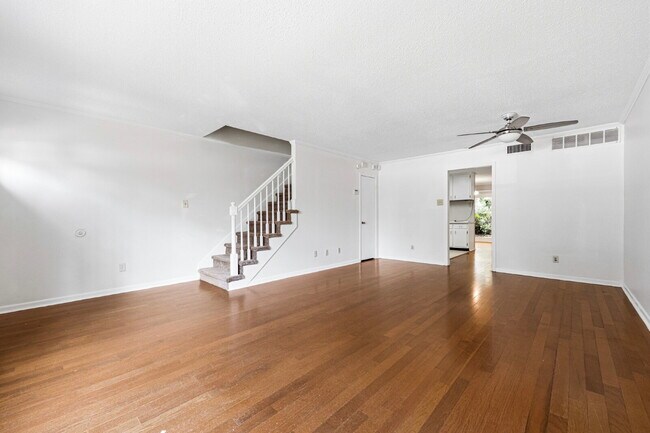 Foto del edificio - GREAT LOCATION 2BED 2BATH! FENCED IN YARD!