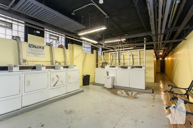 Building Photo - 506 W Belmont Ave