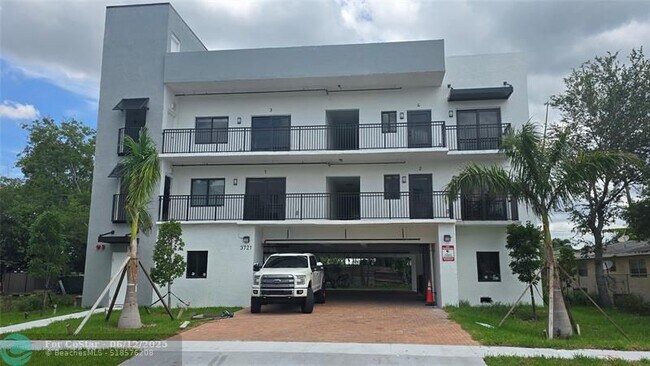 Foto del edificio - 3721 SW 12th Pl