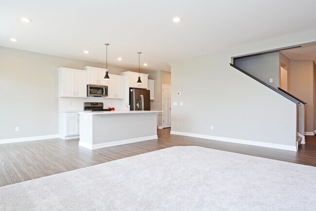 Building Photo - Beautiful 3 BD/ 3BA Townhome In Chaska.