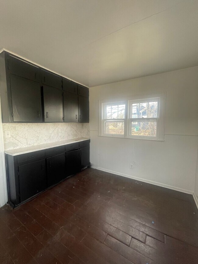 Foto del edificio - 2 bedroom 1 bath available now