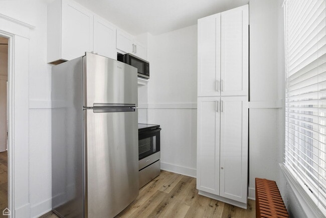 Building Photo - 107 1/2 Dean St