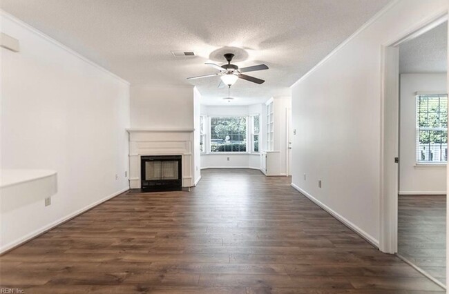 Building Photo - Spacious Room Rental in Williamsburg