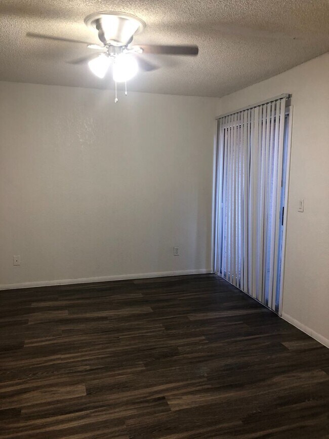 Building Photo - $499 First Month Rent! 2 Bedroom/ 2 bathro...