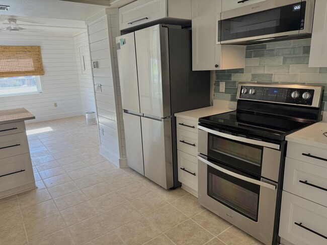 Foto del edificio - 328 51st St Ct W